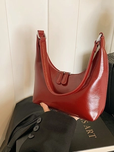 Borsa hobo minimalista rosso vino in ecopelle lucida con cerniere argentate