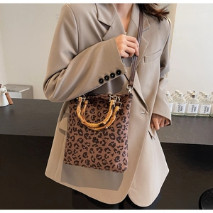 Dettaglio della borsa leopardata vintage con manici in bambù e tracolla in pelle