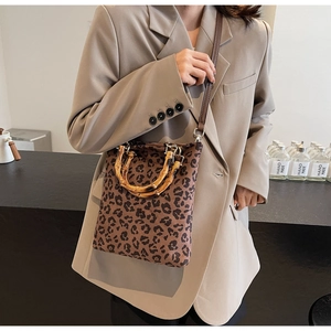 Dettaglio della borsa a tracolla leopardata vintage con manico in bambù e tracolla in pelle