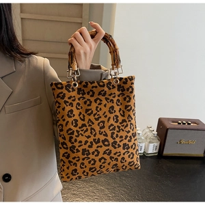 Dettaglio ravvicinato della borsa tote leopardata con manici vintage in bambù