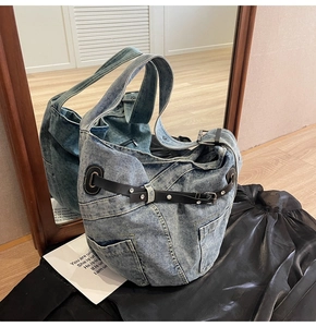 Nahaufnahme einer Vintage-Jeans-Tasche mit Lederriemen und Metallnieten-Details