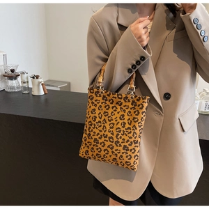Dettaglio della borsa tote leopardata con caratteristici manici in vero bambù