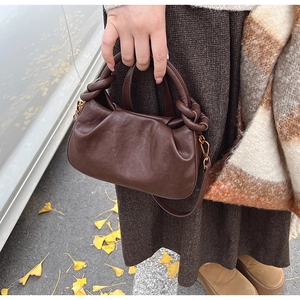 Dettaglio della borsa a nuvola in pelle marrone scuro con manico a nodo in stile autunno