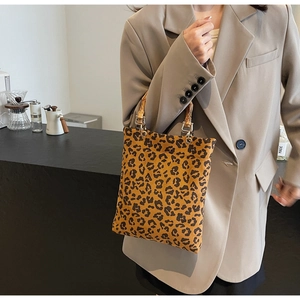 Dettaglio della borsa tote leopardata con manico in bambù e anelli in metallo