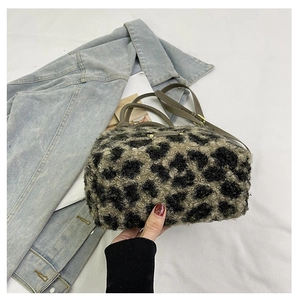 Dettaglio della borsa a secchiello peluche leopardata con tracolla in pelle