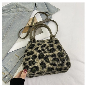 Dettaglio della borsa leopardata che mostra la morbida texture in peluche e i manici in PU