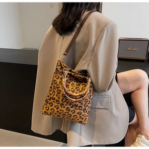 Dettaglio del manico in bambù e della trama leopardata di una borsa tote da donna