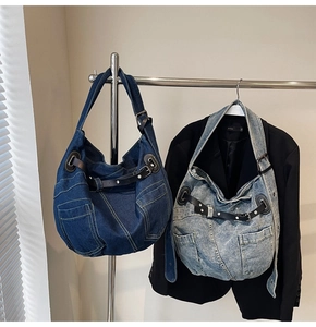 Detailansicht großer Denim-Hobo-Taschen mit Taschen in dunkler und heller Waschung