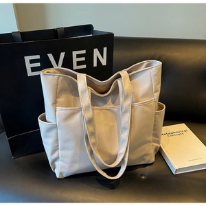 Vue détaillée du sac cabas en nylon spacieux avec poches extérieures fonctionnelles