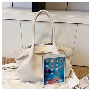Vista dettagliata dell'interno della borsa tote beige con tablet per la capacità