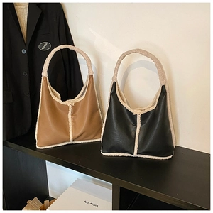 Dettaglio di borse tote retrò in pelle marrone e nera con finiture in shearling beige