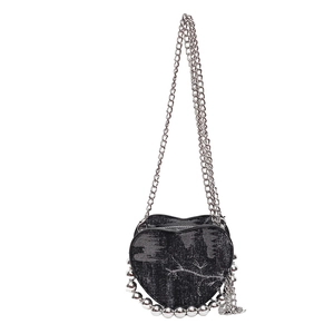 Elegante borsa a tracolla a forma di cuore con catena di perle e dettagli argentati