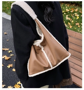 Borsa tote in ecopelle marrone con bordo in finta pelliccia bianca in ambiente autunnale