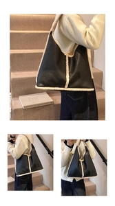 Dettaglio di borsa tote in pelle nera vintage con bordo in finta pelliccia bianca