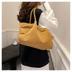 Dettaglio borsa tote in pelle scamosciata color zenzero con design retrò e capiente