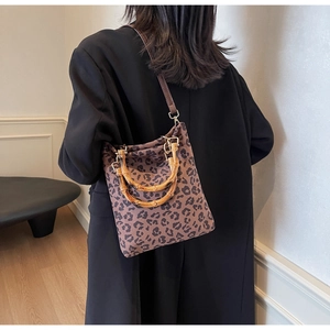Dettaglio borsa leopardata vintage con manico in bambù e tracolla in pelle regolabile