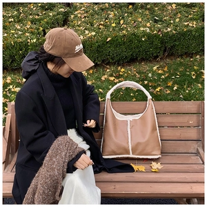 Dettaglio borsa hobo in pelle PU marrone con bordo in montone sintetico e cappello coordinato