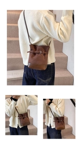 Sac seau marron en daim montrant des détails de patchwork et une sangle à boucle
