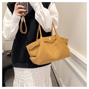Dettaglio della borsa tote in pelle scamosciata color zenzero con fibbia dorata