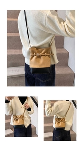 Détails du sac seau dépoli avec cuir contrasté vintage et design de boucle de ceinture
