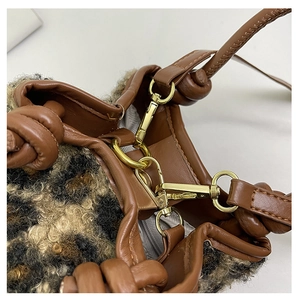 Dettaglio della trama in peluche leopardato e del manico in pelle con nodo della borsa