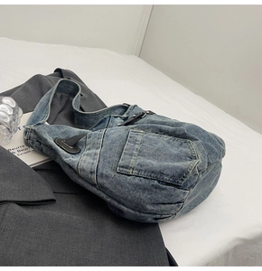 Detailaufnahme der dunkelblauen Denim-Hobo-Tasche mit stilvollen Lederbesatzakzenten