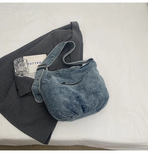 Detailaufnahme der blauen Denim Hobo-Tasche mit verstellbarem Gurt und Metallschnalle