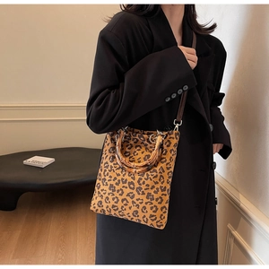 Dettaglio della borsa leopardata con manico in bambù e tracolla in pelle sottile