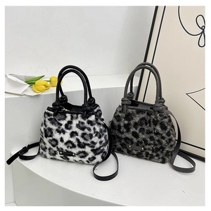 Dettaglio mini borse tote leopardate in peluche con manici in pelle e tracolla