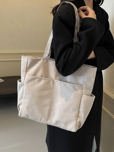 Grand sac cabas en toile beige avec plusieurs poches pour le transport quotidien
