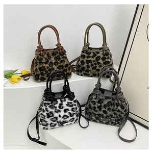 Dettaglio di quattro borse a secchiello pelose leopardate in marrone, kaki, grigio e bianco