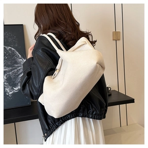 Vista dettagliata della borsa tote in pelle scamosciata beige con tracolla larga