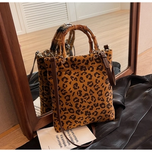 Vista dettagliata della borsa tote leopardata vintage con manici iconici in bambù