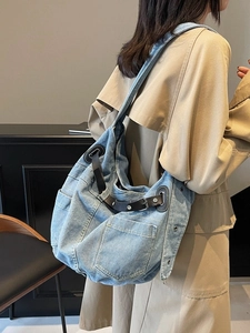 Japanische Retro-Hobo-Tasche aus hellblauem Denim mit Lederriemen und Halbmondform