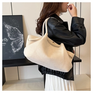 Dettaglio della grande borsa tote color bianco sporco con fibbia in metallo laterale