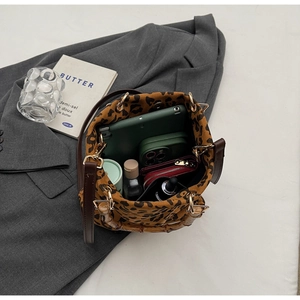 Vista dall'alto dell'interno della borsa a secchiello leopardata con spazio per iPad e trucco