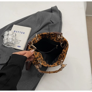 Dettaglio della borsa a secchiello leopardata con manico in bambù e tasca interna con zip