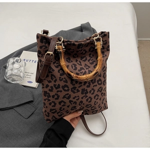 Dettaglio borsa leopardata con manico in bambù e tracolla in pelle regolabile