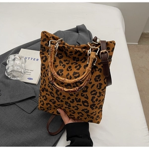Dettaglio borsa shopper leopardata retrò con manico in bambù e tracolla in pelle