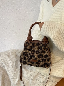 Elegante borsa a secchiello leopardata in peluche con manici e tracolla in pelle marrone
