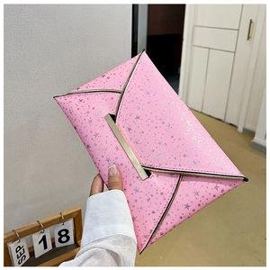 Détail de la pochette enveloppe rose pailletée avec bordure dorée et étoiles