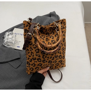 Dettaglio borsa a tracolla leopardata con manico in bambù e tracolla in pelle marrone