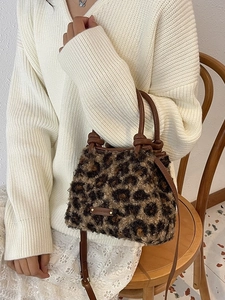 Borsa a secchiello leopardata in ecopelliccia con tracolla in pelle marrone