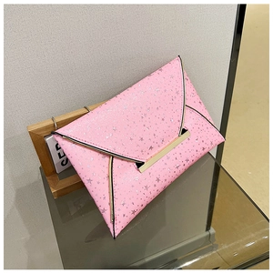 Détail de pochette enveloppe rose avec paillettes étoiles argentées et barre dorée chic