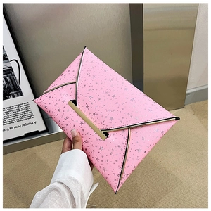 Vue détaillée d'une pochette enveloppe rose avec étoiles argentées et fermoir doré