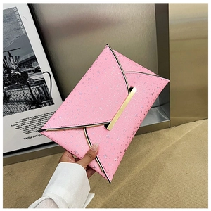 Détail de la pochette enveloppe rose avec étoiles pailletées argentées et boucle dorée