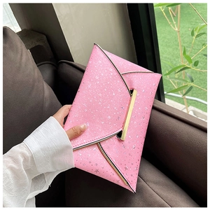 Pochette enveloppe rose avec paillettes étoiles argentées et bordure dorée