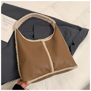 Dettaglio della borsa a spalla in pelle marrone con bordi in pelliccia sintetica bianca