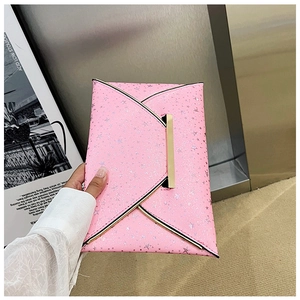 Pochette enveloppe rose avec motifs d'étoiles argentées et fermoir en métal doré
