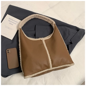 Dettaglio della borsa hobo in pelle color caffè con bordi in ecopelliccia color crema